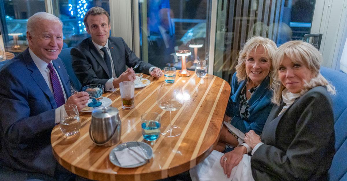 Joe Biden och Jill Biden äter glass tillsammans med Emmanuel Macron och Brigitte Macron. 