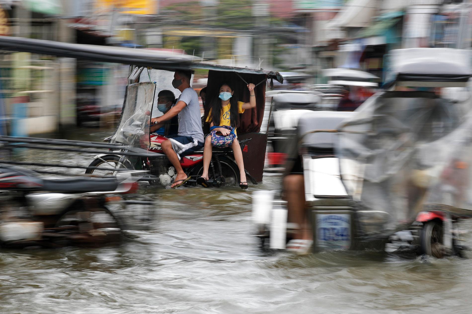 Tyfonen Molave orsakade översvämningar i Filippinerna förra veckan. Bild från Pampanga-provinsen i norra delen av landet i måndags.