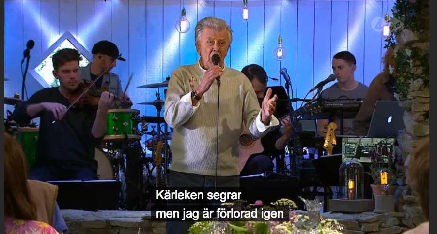 Sven-Bertil Taube med musiker under fjolårets ”Så mycket bättre”.