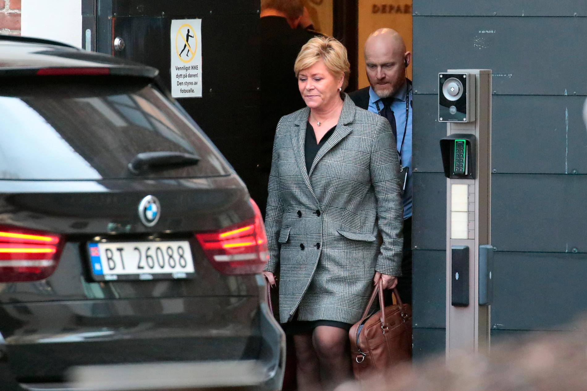 FRP:s partiledare Siv Jensen lämnar statsministerns kansli efter ett möte på måndagsförmiddagen.