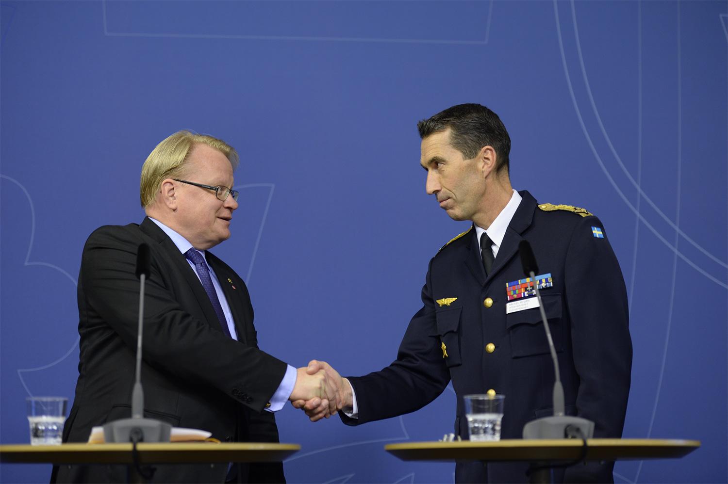 Försvarsminister Peter Hultqvist (S) presenterade i dag den nya överbefälhavaren Micael Bydén.