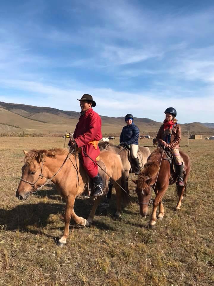 Under stoppet i Mongoliet kom kunskaperna från ungdomens ridskola väl till pass. 