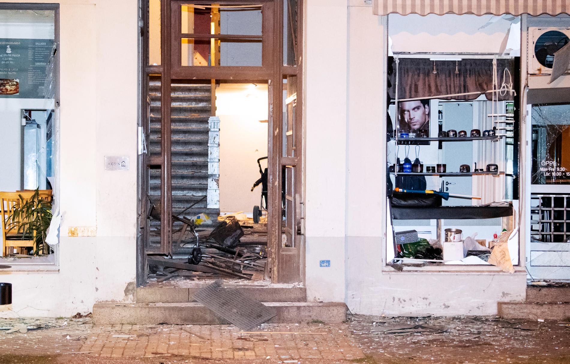 Entrén till en verksamhetslokal i Landskrona fick skador vid en explosion.