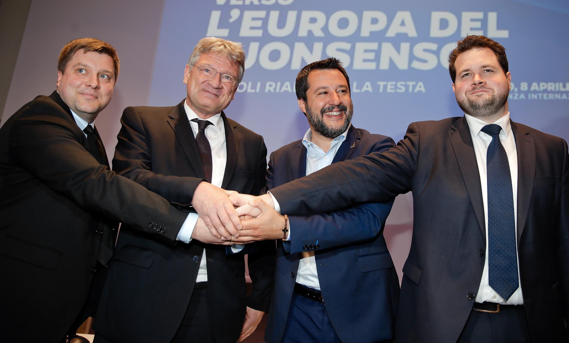 Olli Kotro (Sannfinländarna). Jörg Meuthen (AFD), Matteo Salvini (Lega) och Anders Vistisen (Dansk Folkeparti) skakar hand om samarbete inför kommande EU-val.