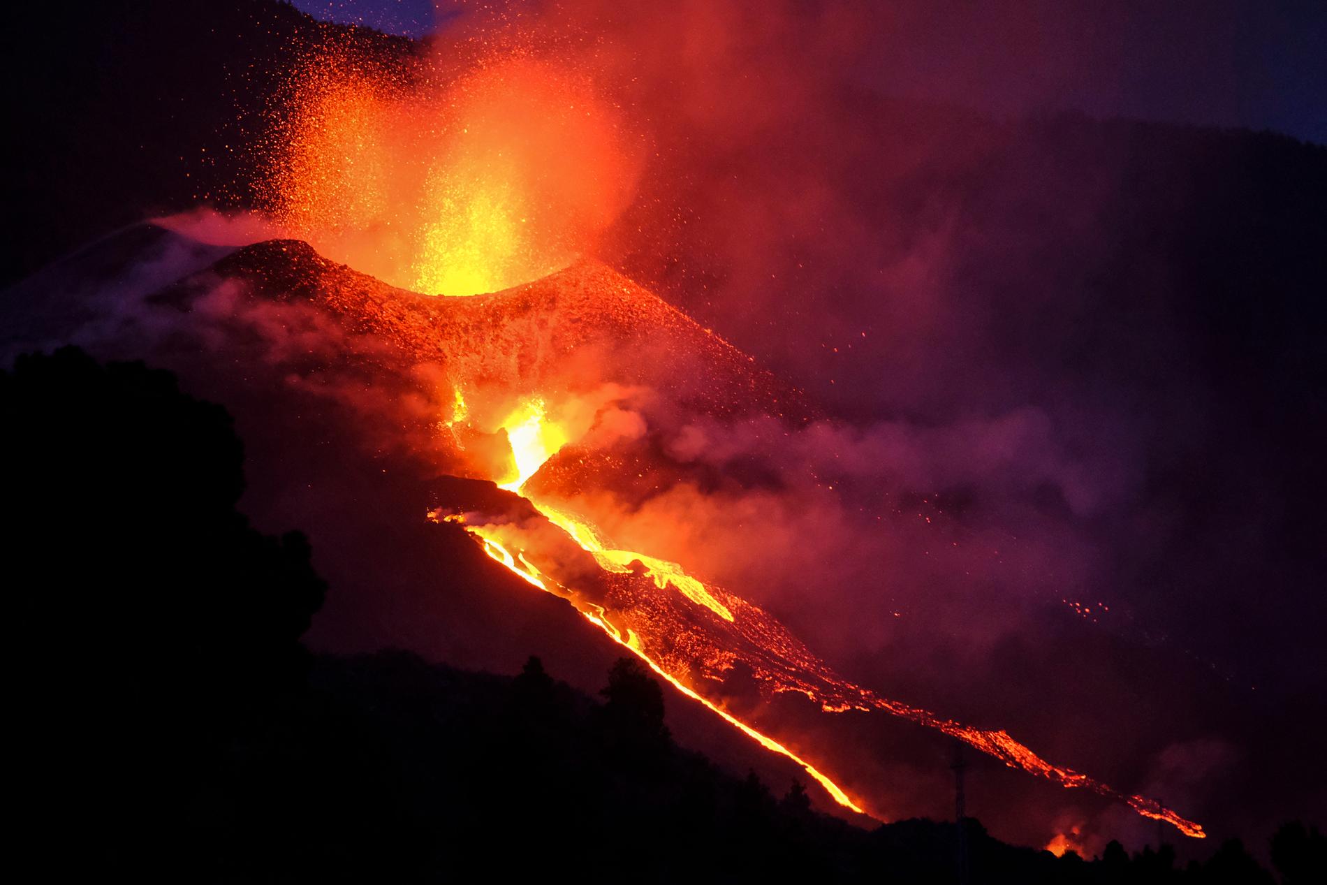 Lava sprutar ut från vulkanen på Las Palmas.
