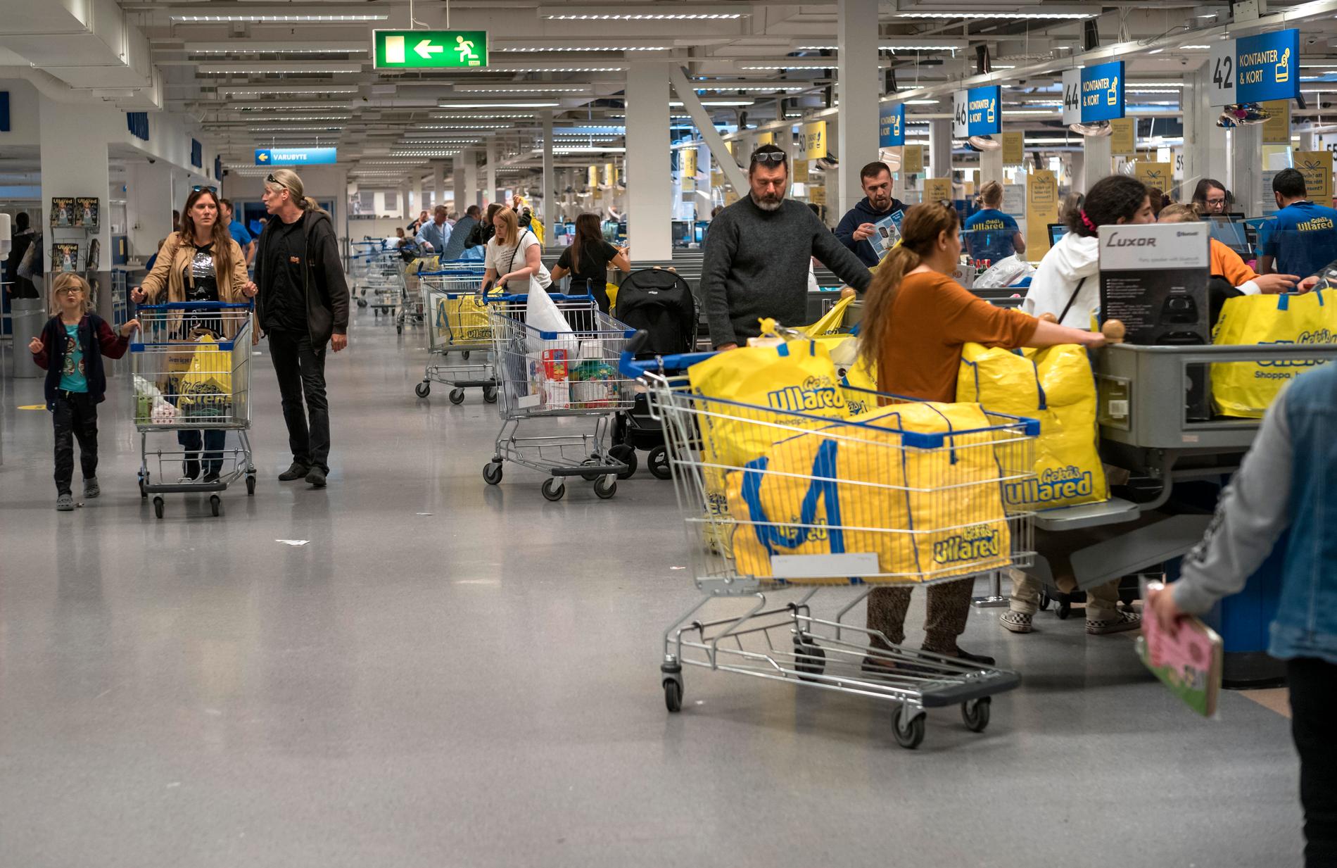 Shoppare vid kassorna på Gekås i Ullared under coronapandemin.