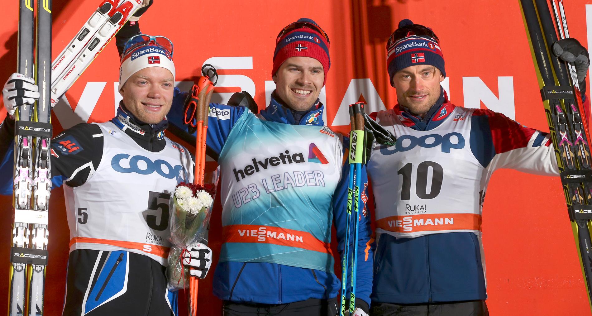 Sondre Turvoll Fossli på pallen i Ruka tillsammans med Eirik Brandsdal och Petter Northug.