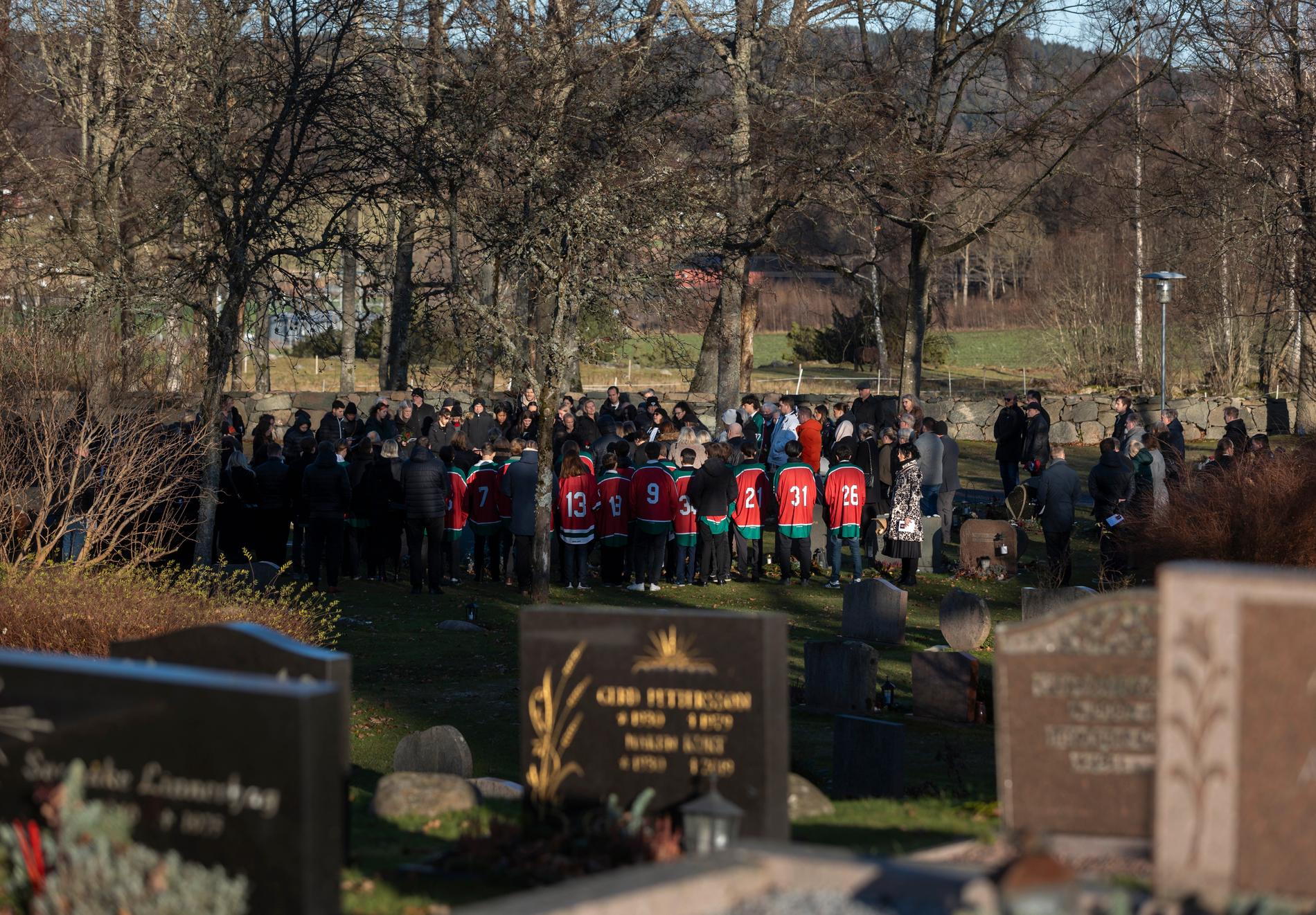 Hundratals samlades för att ta farväl på Henriks begravning. Henriks lagkompisar var klädda i matchdräkt.