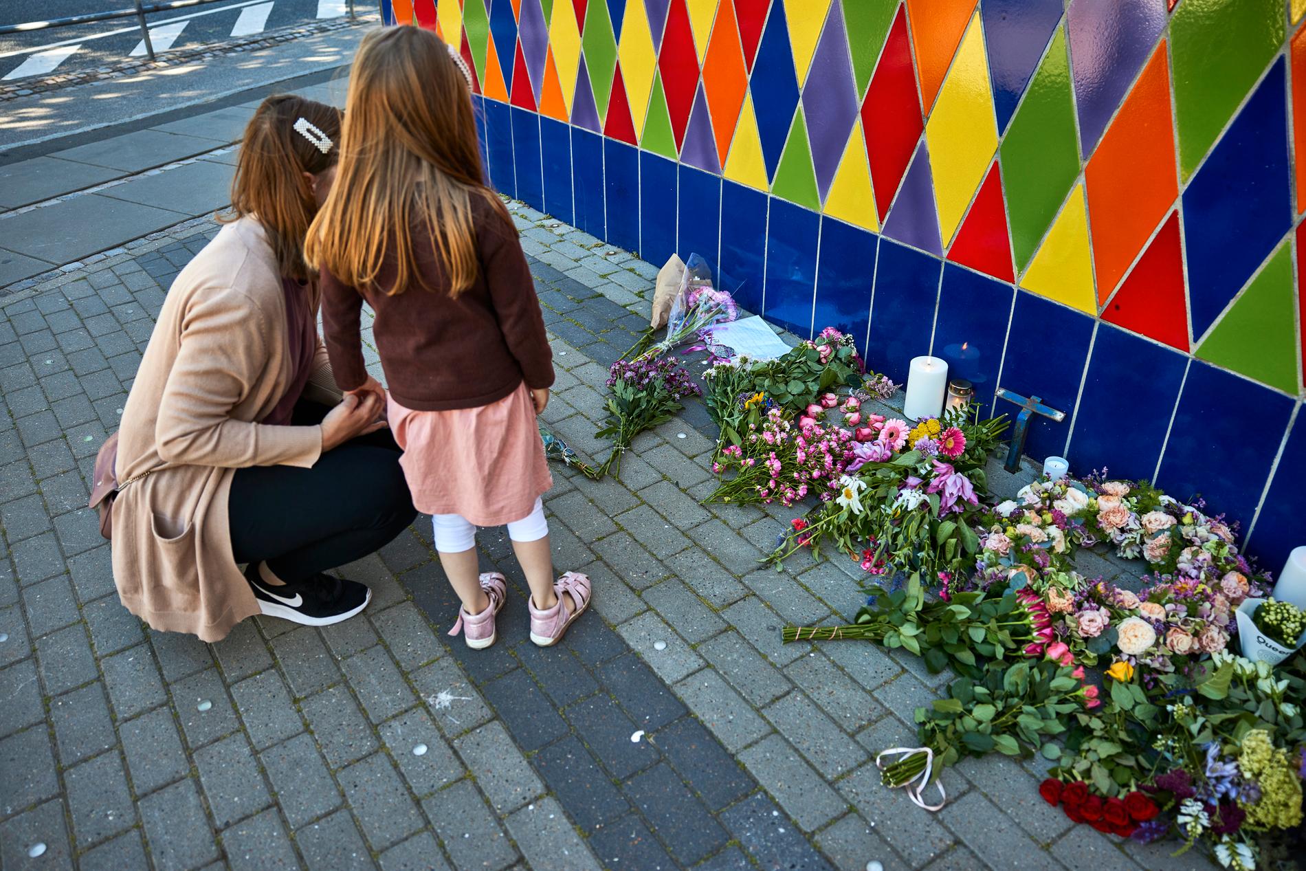 Den omkomna 14-åringen hedras med blommor.