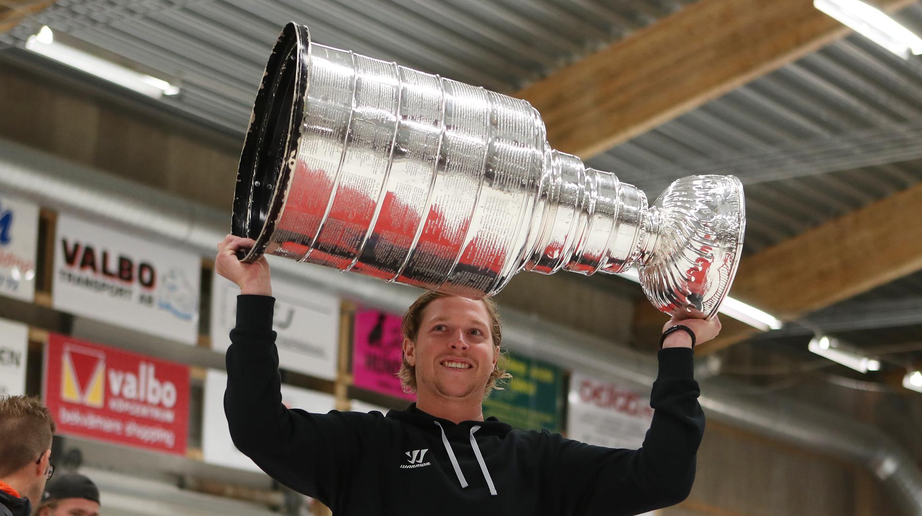 NHL-proffset Nicklas Bäckström fick lyfta Stanley Cup-bucklan 2018 när Washington vann finalen mot Vegas. Nu står det klart att Bäckström stannar ytterligare fem år i laget. Arkivbild.