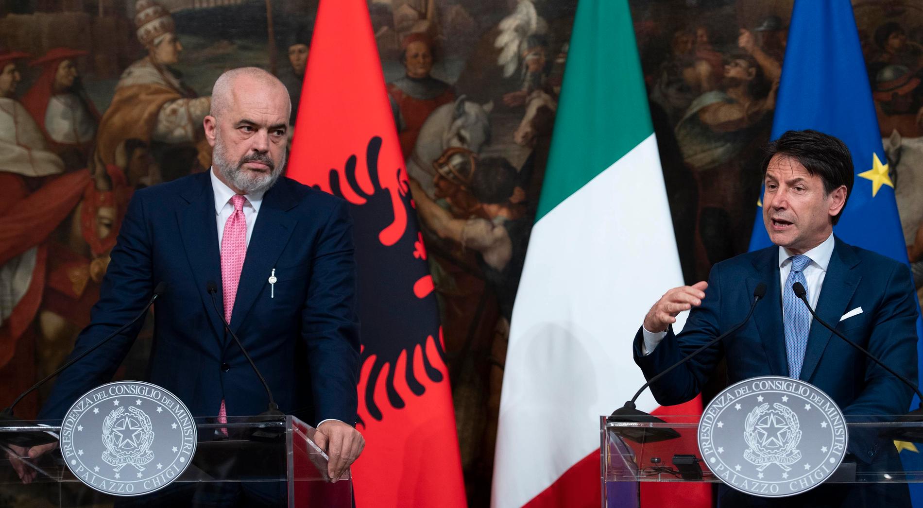 Italiens premiärminister Guiseppe Conte, till höger, och Albaniens premiärminister Edi Rama efter ett möte i Rom i höstas.