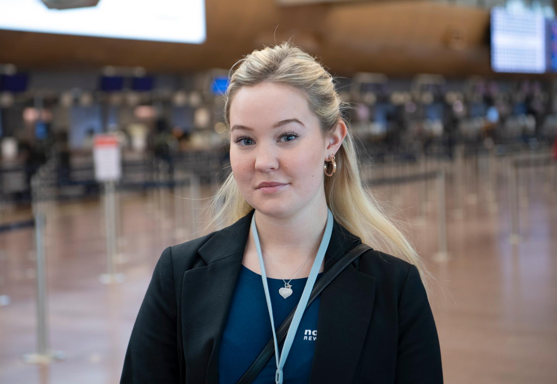 Linnea Phil Sandberg, som jobbar på Arlanda, säger att många flygresenärer bär mask och plasthandskar för att skydda sig mot smittan.