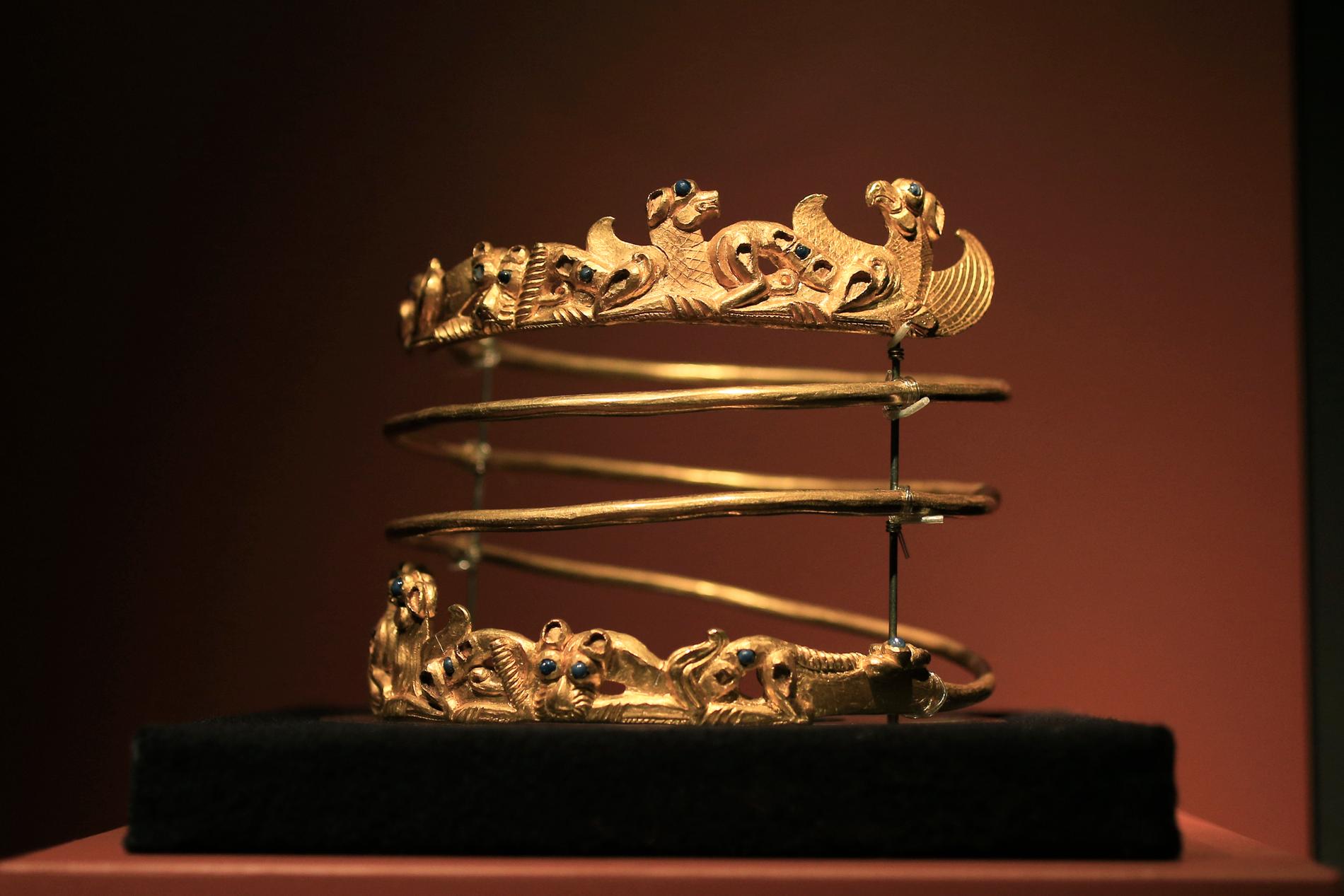 En halsprydnad i guld från 200-talet har återlämnats till Ukraina.