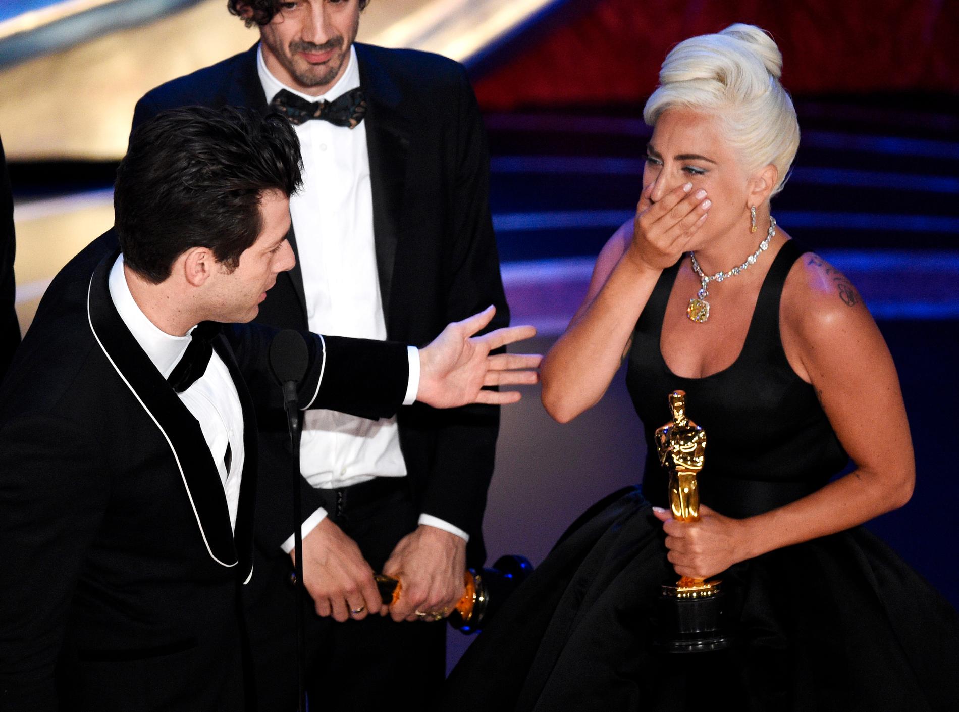 Mark Ronson, Anthony Rossomando och Lady Gaga tar emot priset för bästa låt för "Shallow" från "A Star Is Born" på Oscarsgalan 2019. Arkivbild.