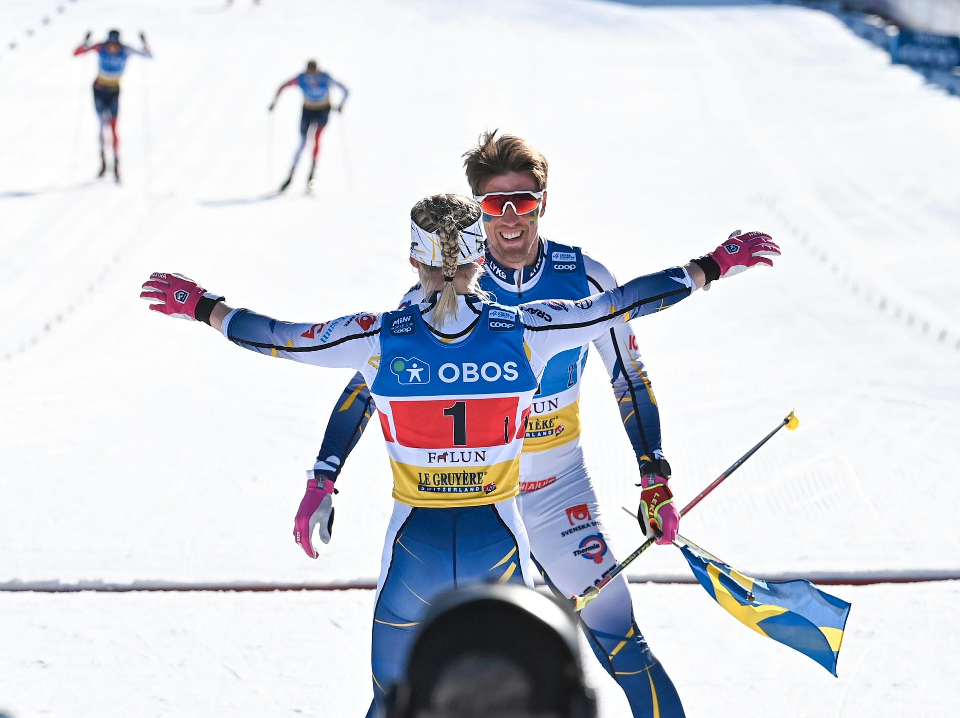 Calle Halfvarsson och Jonna Sundling jublar över segern i mixedstafetten i världscupen i Falun i vintras. Arkivbild.