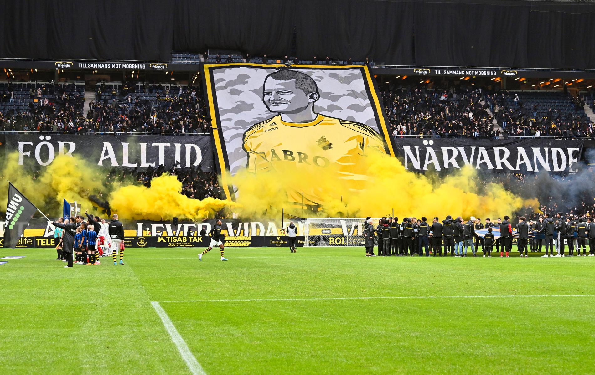 AIK-tifo 29 april med en bild på Ivan Turina och texten ”För alltid närvarande”.