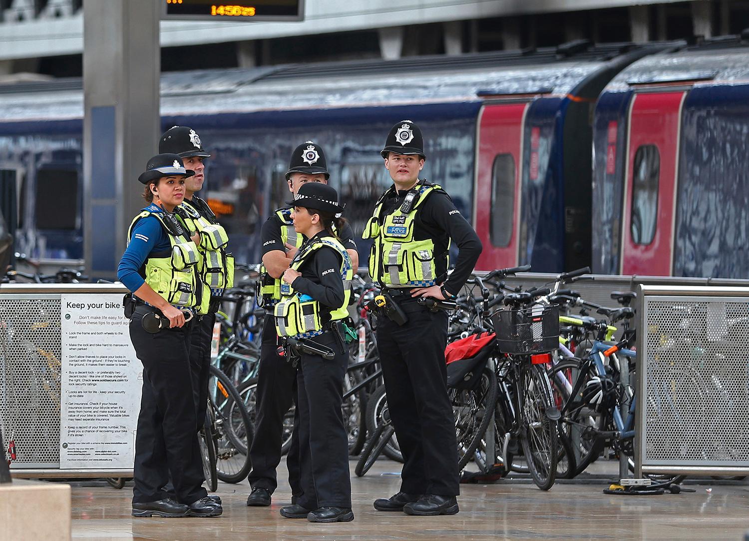 Brittisk polis på tågstationen i Paddington, London. 