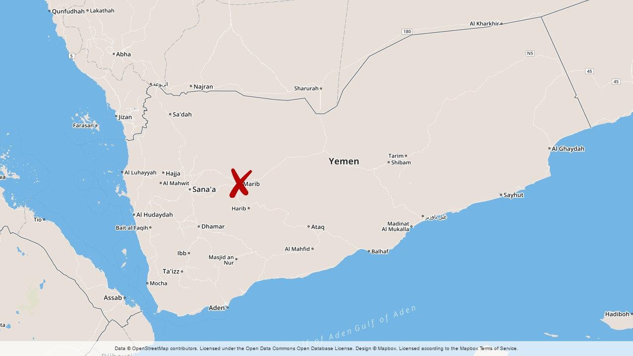 Sju regeringssoldater har dödats i en robotattack mot en militärbas i provinsen Marib i Jemen.