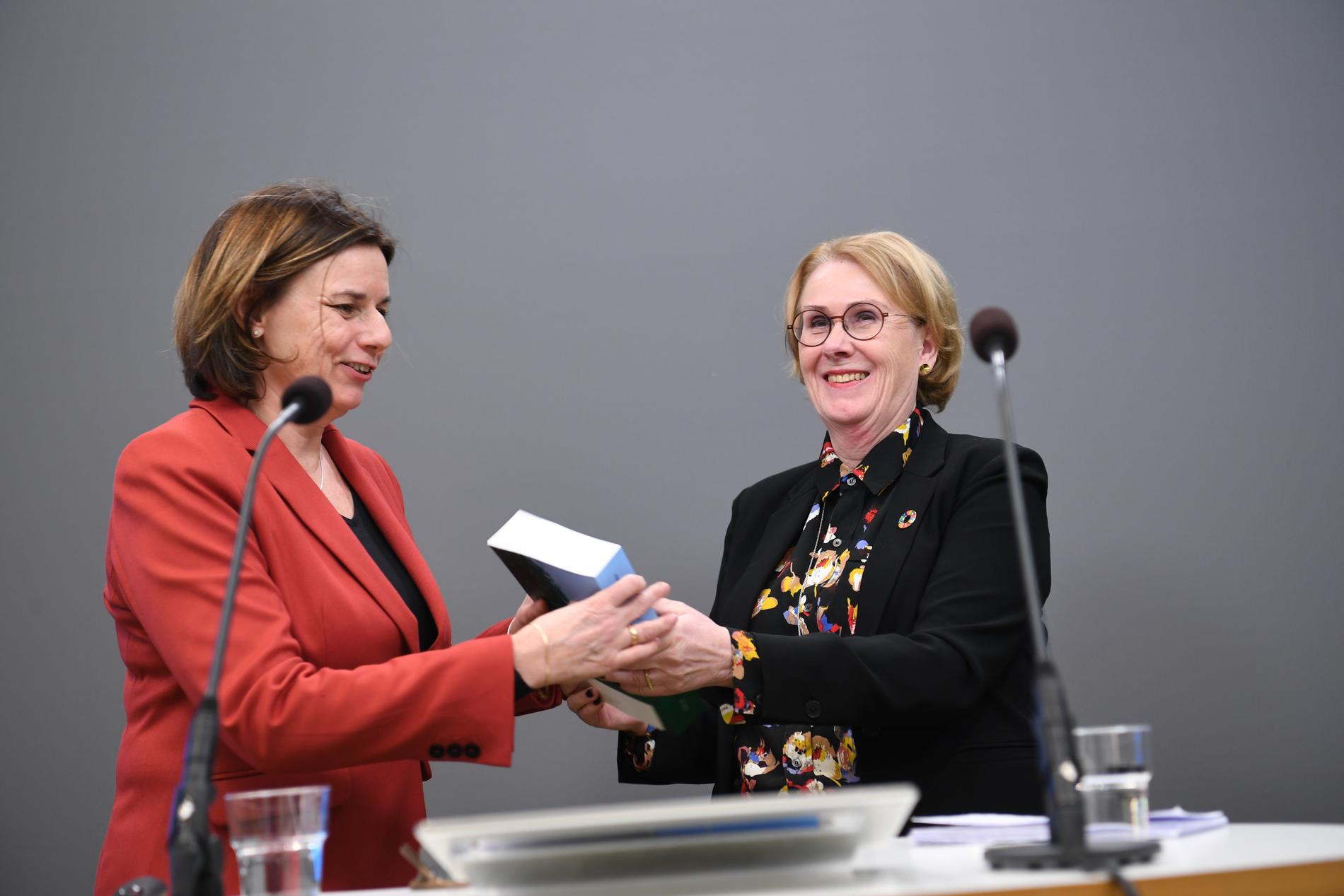 Åsa-Britt Karlsson (till höger) lämnar över utredningen till miljö- och klimatminister Isabella Lövin (MP).