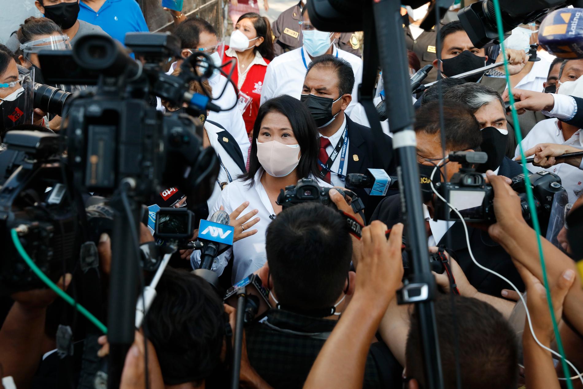 Keiko Fujimori pratar med journalister efter valet.
