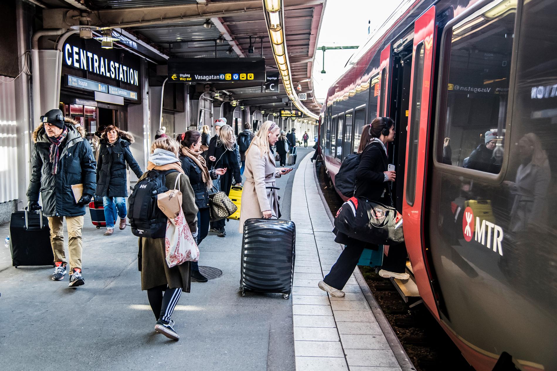 Färre avgångar och färre resenärer än vanligt på Centralstationen i Stockholm. 