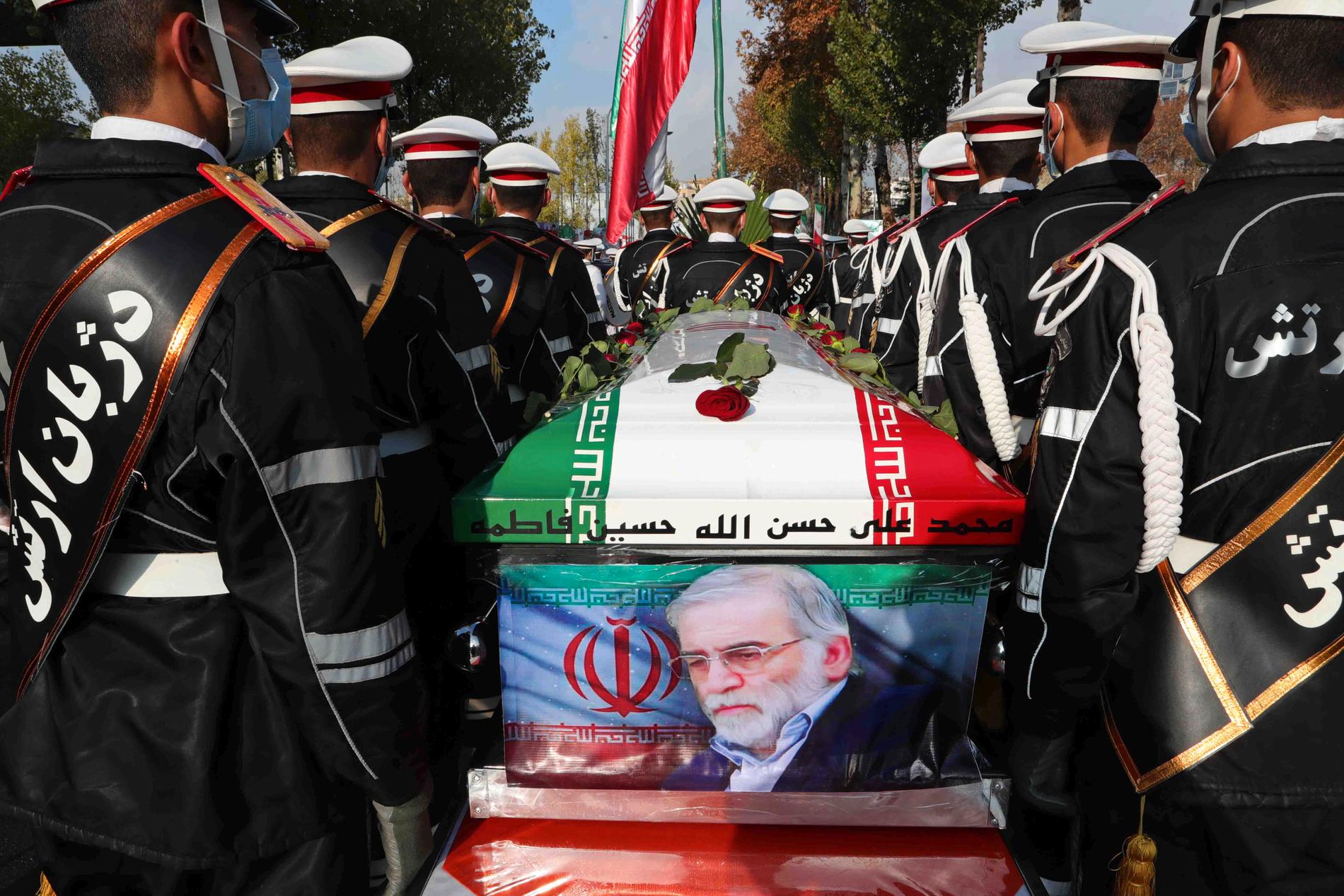 Begravningsceremoni för Mohsen Fakhrizadeh, mannen som pekas ut som hjärnan bakom Irans kärnvapenutveckling.