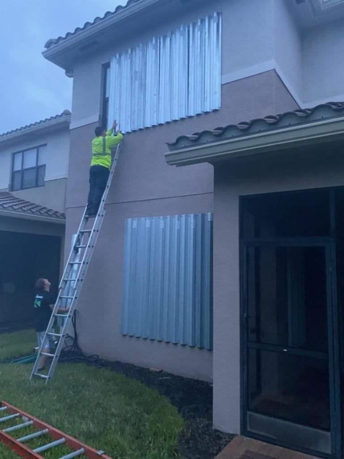 Jonas orkansäkrade husets fönster.