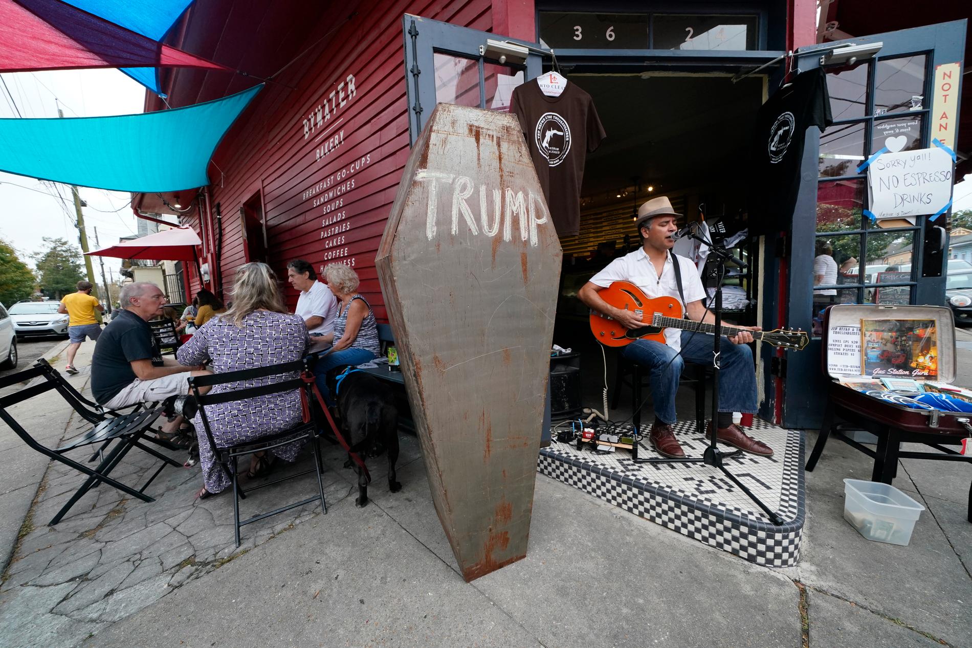 Folkmusikern Ted Hefko, bredvid en låtsaskista med Trumps namn på utanför en restaurang i New Orleans.