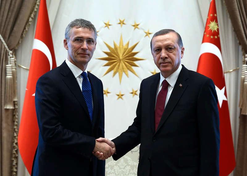 Natochefen Jens Stoltenberg och Turkiets president Erdogan. Foto: AP