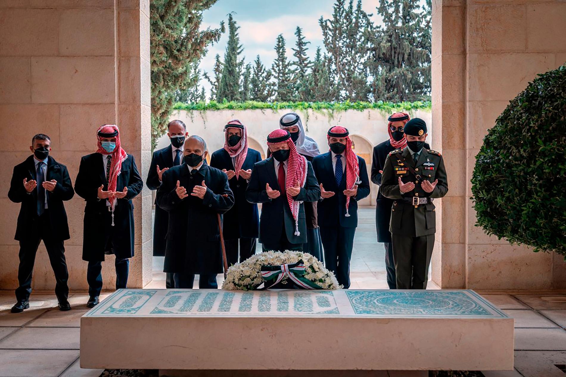 Sedan krisen förklarats över såg Jordaniens kung Abdullah (i mitten) till att synas tillsammans med sin halvbror Hamza (andra från vänster) i offentligheten. De besökte då kung Husseins grav den 11 april.
