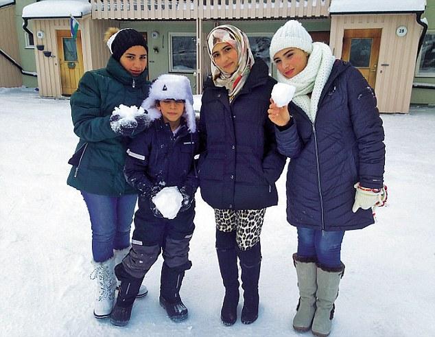 Tre av Doaas syskon bor med henne och föräldrarna i Hammerdal. Tre systrar är utspridda i världen.