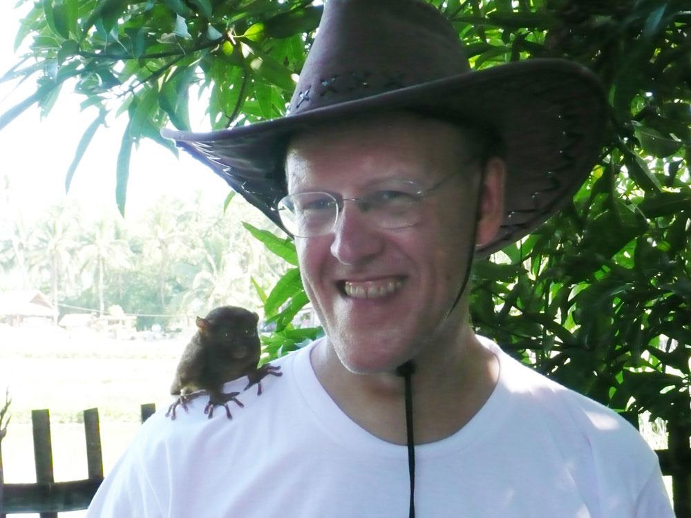 Sverker Johansson med ett spökdjur i Filippinerna, landet som han lagt ut massor av artiklar om.