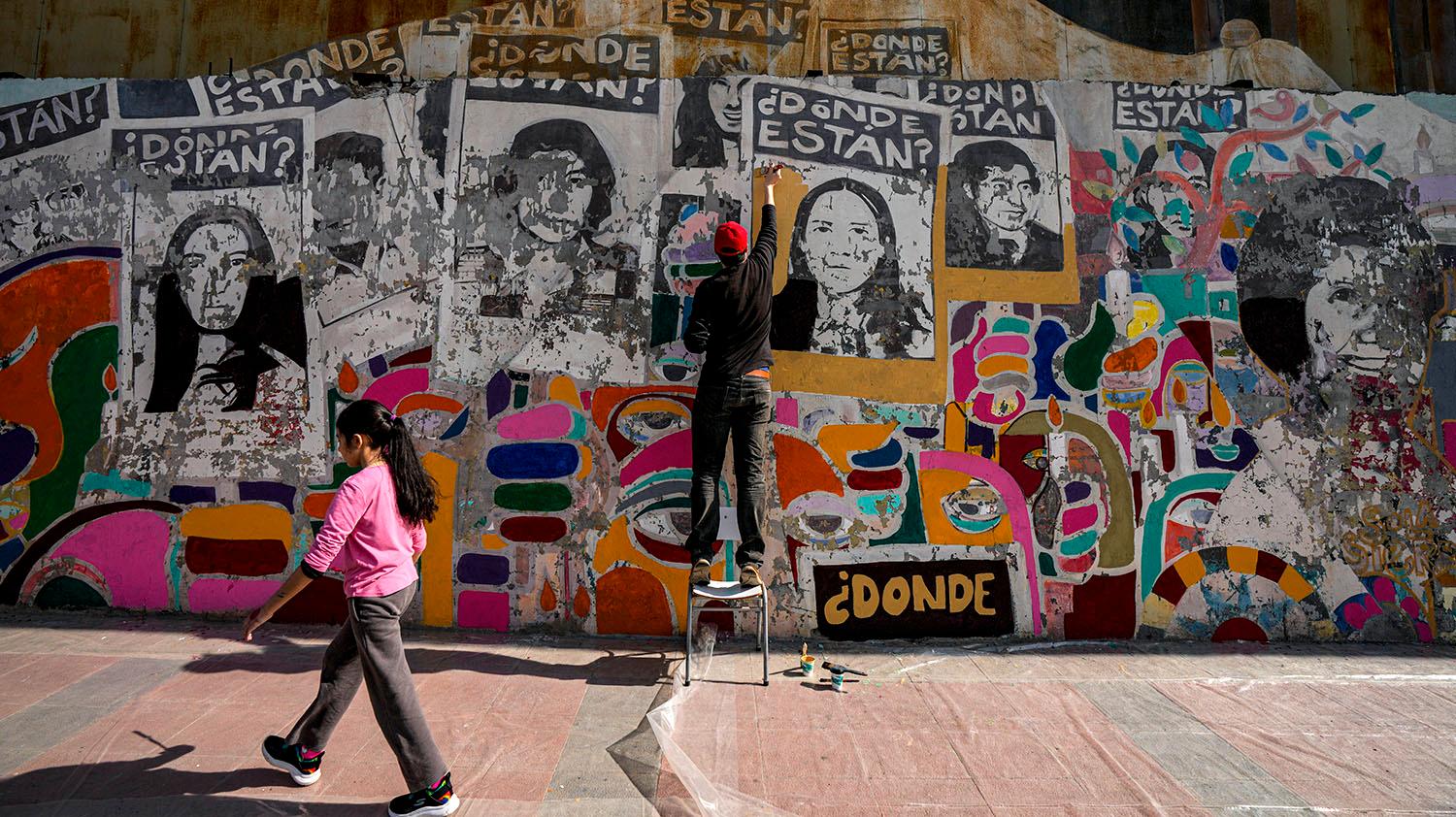 En muralmålning i Santiago de Chile till minne av de som mördades eller försvann under Pinochets diktatur 1973–1990.
