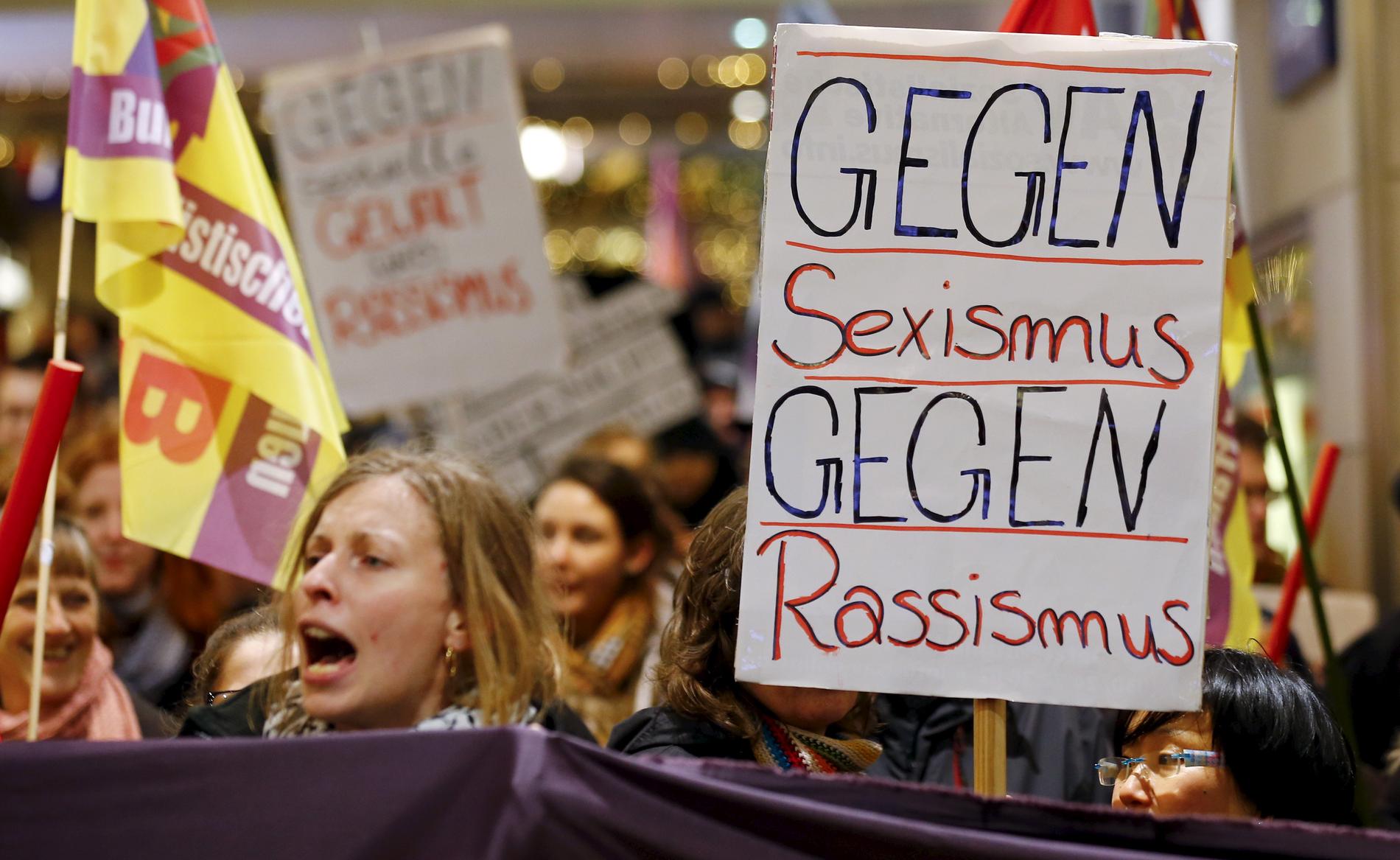 Kvinnor samlades i Köln för att protestera mot sexism och rasism efter larmen om övergrepp på nyårsnatten. ”Mot sexism, mot rasism” står det på plakaten.