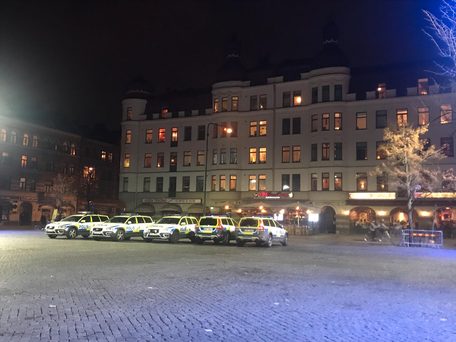 Ovanligt många polispatruller befann sig på Möllevångstorget under söndagskvällen. 