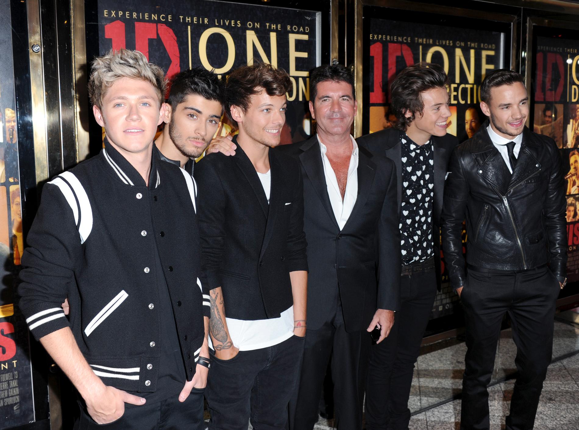 Simon Cowell med One Directions medlemmar på en premiär 2013.