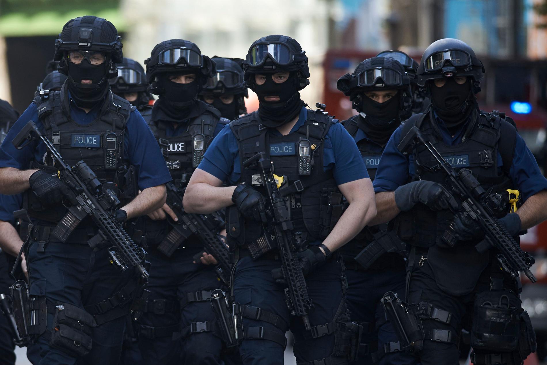 Beväpnad polis i kvarteren vid London Bridge