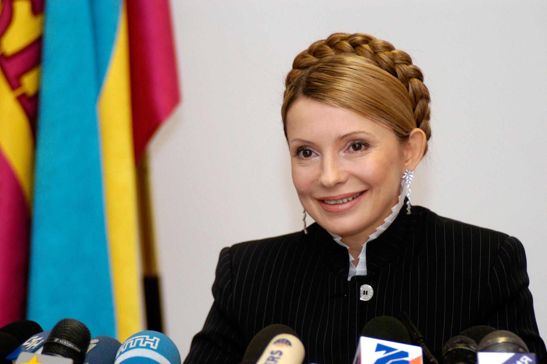 Julia Tymosjenko lyssnar på frågor vid en presskonferens i Kiev.