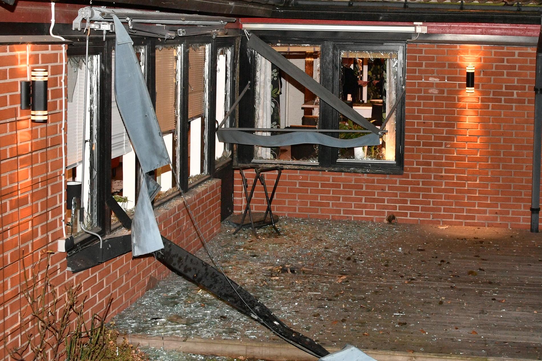 Explosionen blåste ut flera fönster på huset, som undersöktes i natt av polisens bombtekniker.