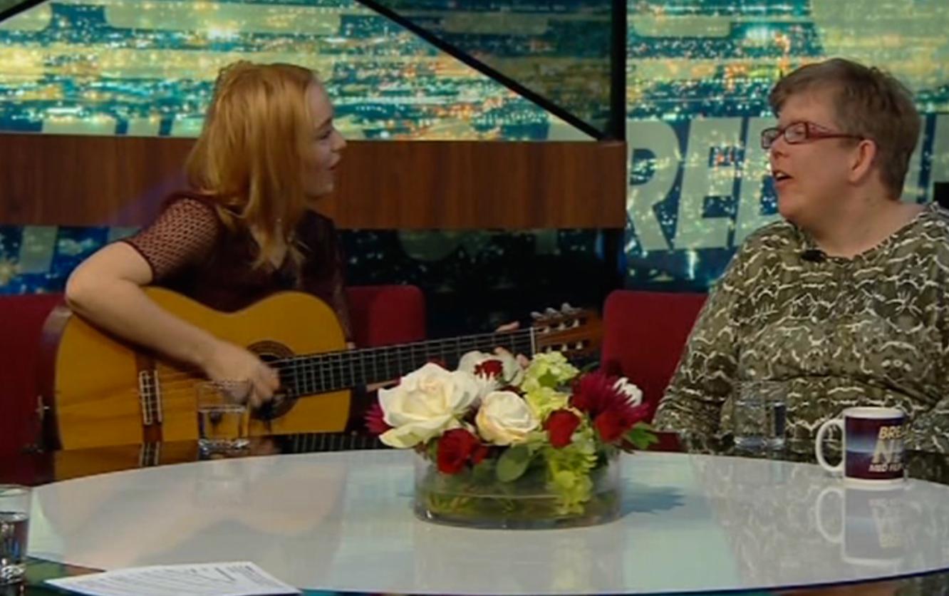 Lisa Ekdahl och Linda Hammar sjunger ”Vem vet” i Breaking News.