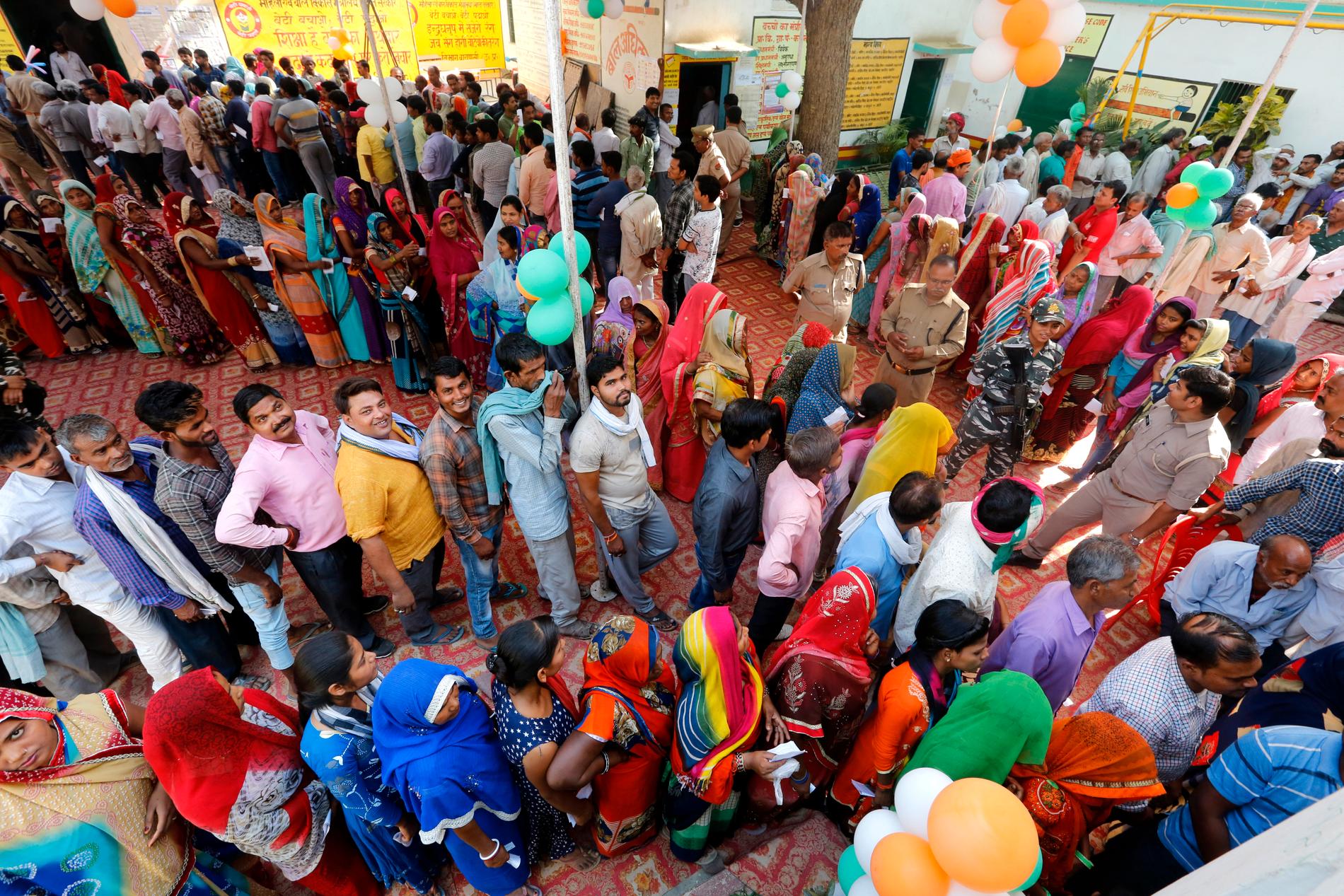 Indier står i kö för att rösta i Varanasi på det utdragna parlamentsvalets sista dag i söndags.
