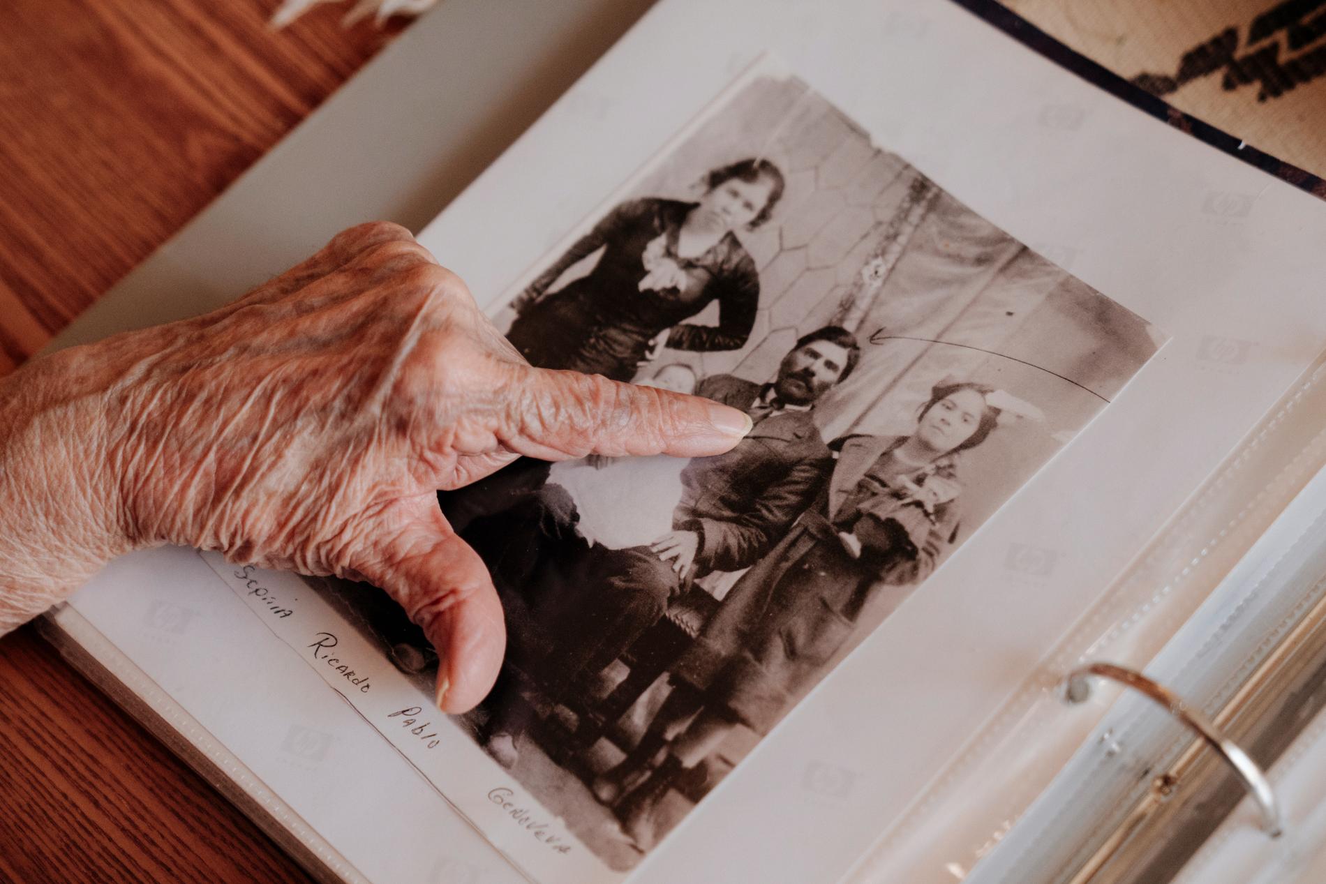 Lucy Benavidez Garwood, 91, pekar på alla släktingar som drabbades av cancer efter Trinitytestets. Kärnvapenkapplöpningen skildrades nyligen i biofilmen Oppenheimer om atombombens fader. 