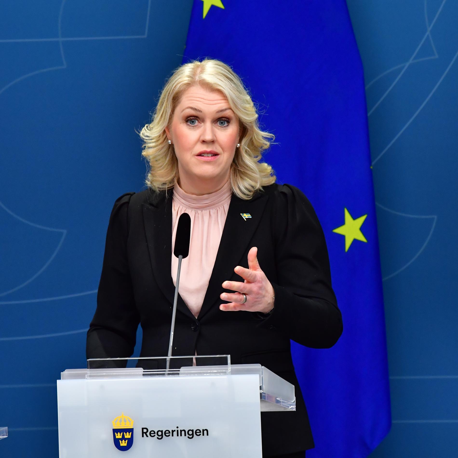 Socialminister Lena Hallengren (S) utesluter inte att det behövas hårdare regler för coronabolagen - efter Aftonbladets granskning. 