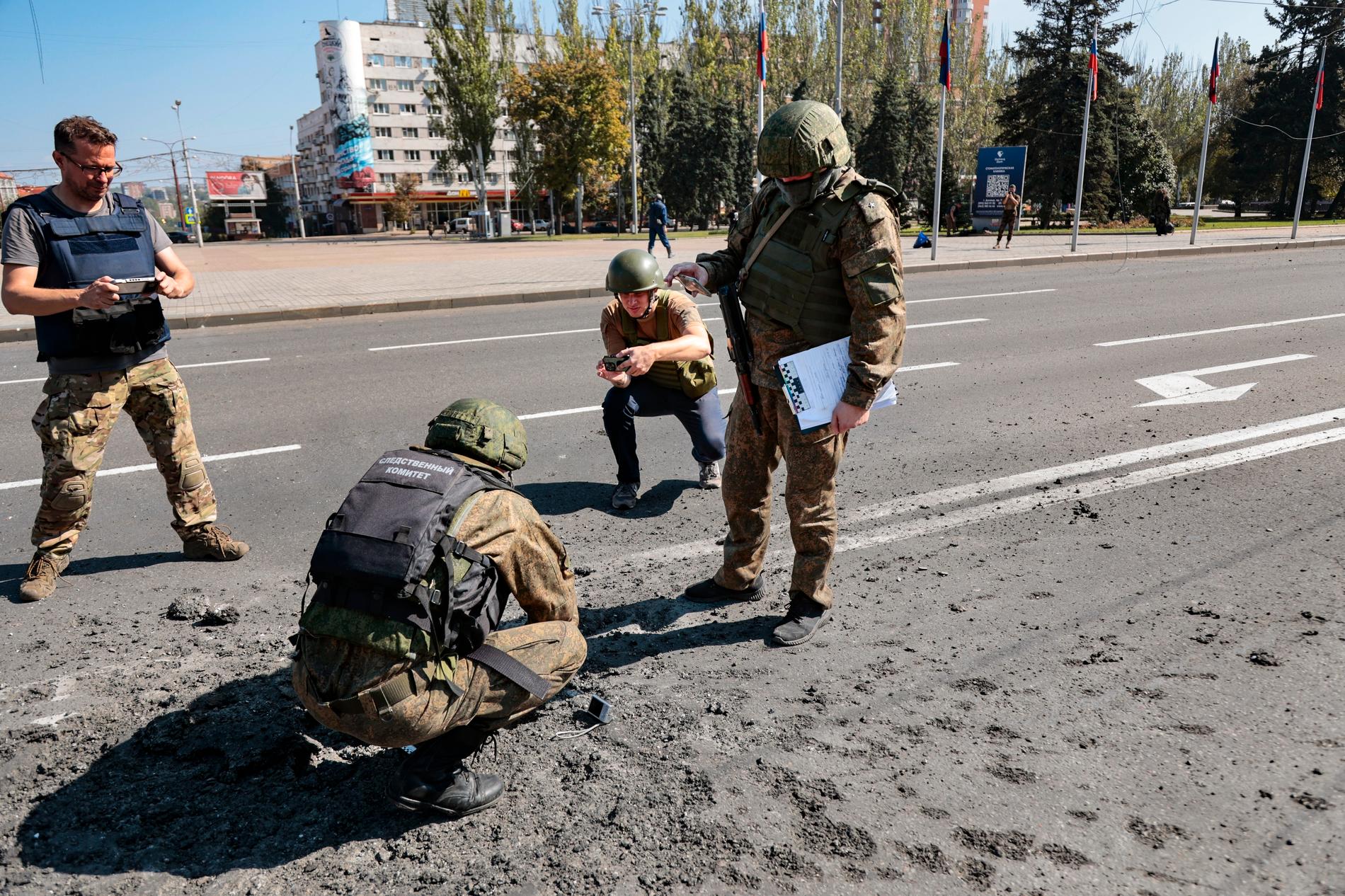 Efterspelet till en granatattack i Donetsk. Bild från i lördags.