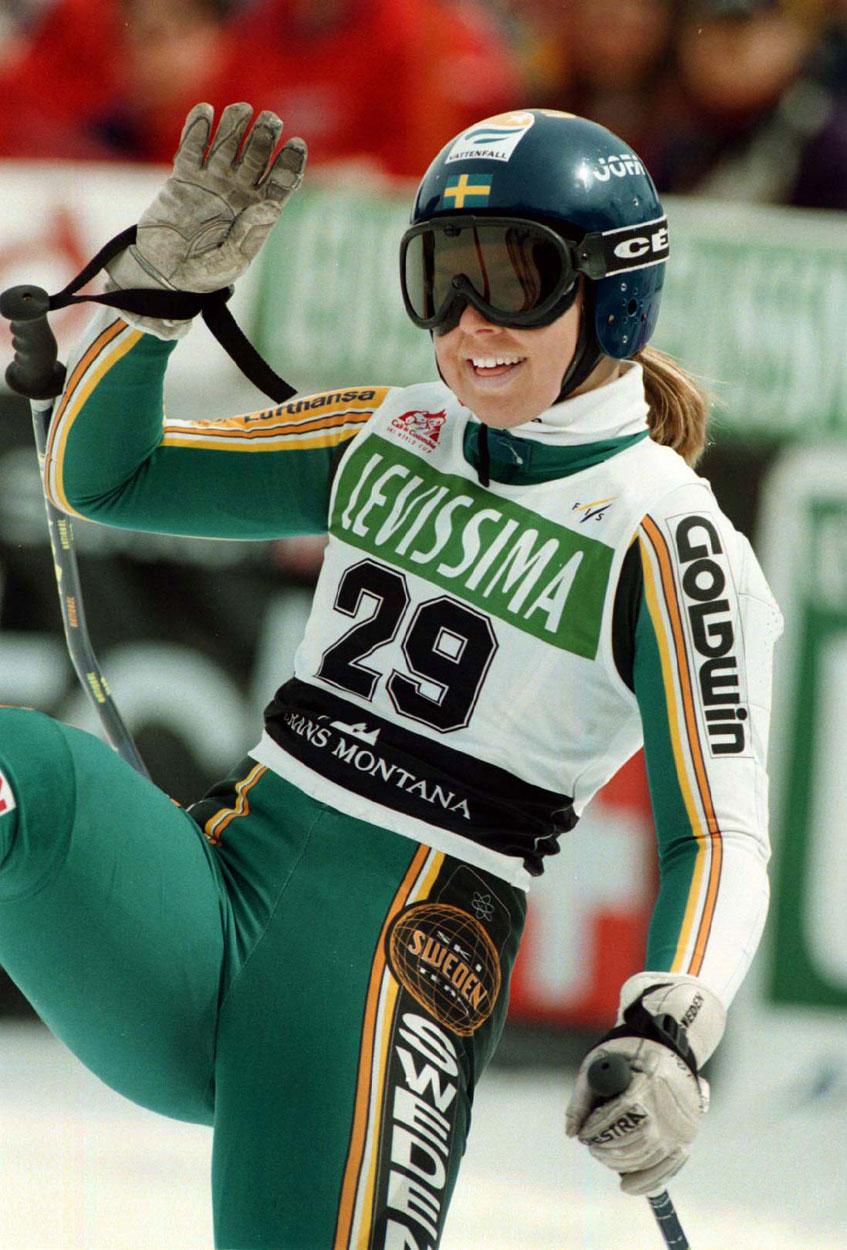 1998 Anja gör sin världscupdebut i Crans-Montana i Schweiz i mars 1998. Hon slutar sist, men vinkar ändå glatt efter målgången.