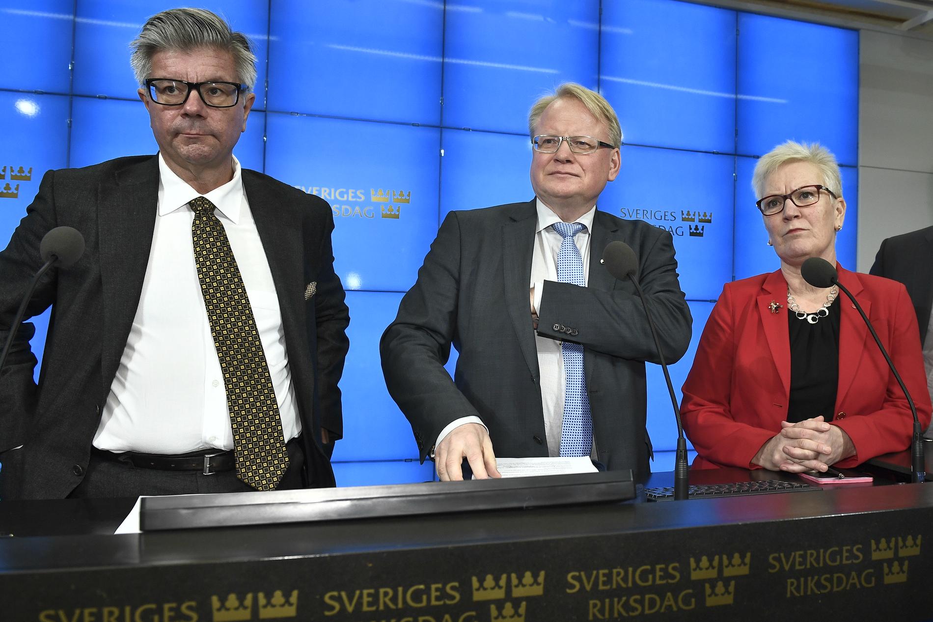 Moderaternas Hans Wallmark, Försvarsminister Peter Hultqvist och socialdemokraterna Åsa Lindestam på presskonferensen. 