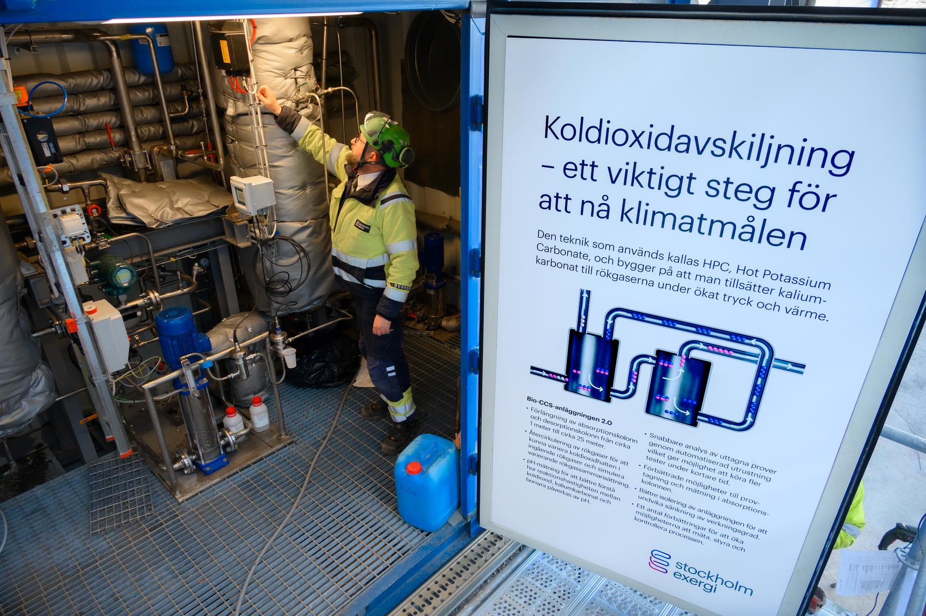 Vid Värtaverket i Stockholm prövas "bio-CCS", en teknik för att lagra den koldioxid som kommer av att man förbränner biologiskt material, till exempel trä. Arkivbild
