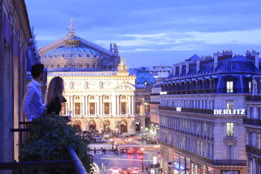 Paris stadsbild är romantisk värre. Det magnifika Hotel Edouard 7 har fantastisk utsikt över Paris berömda opera. Hotellet har ett Alla hjärtans dag-erbjudande med femrättersmiddag.