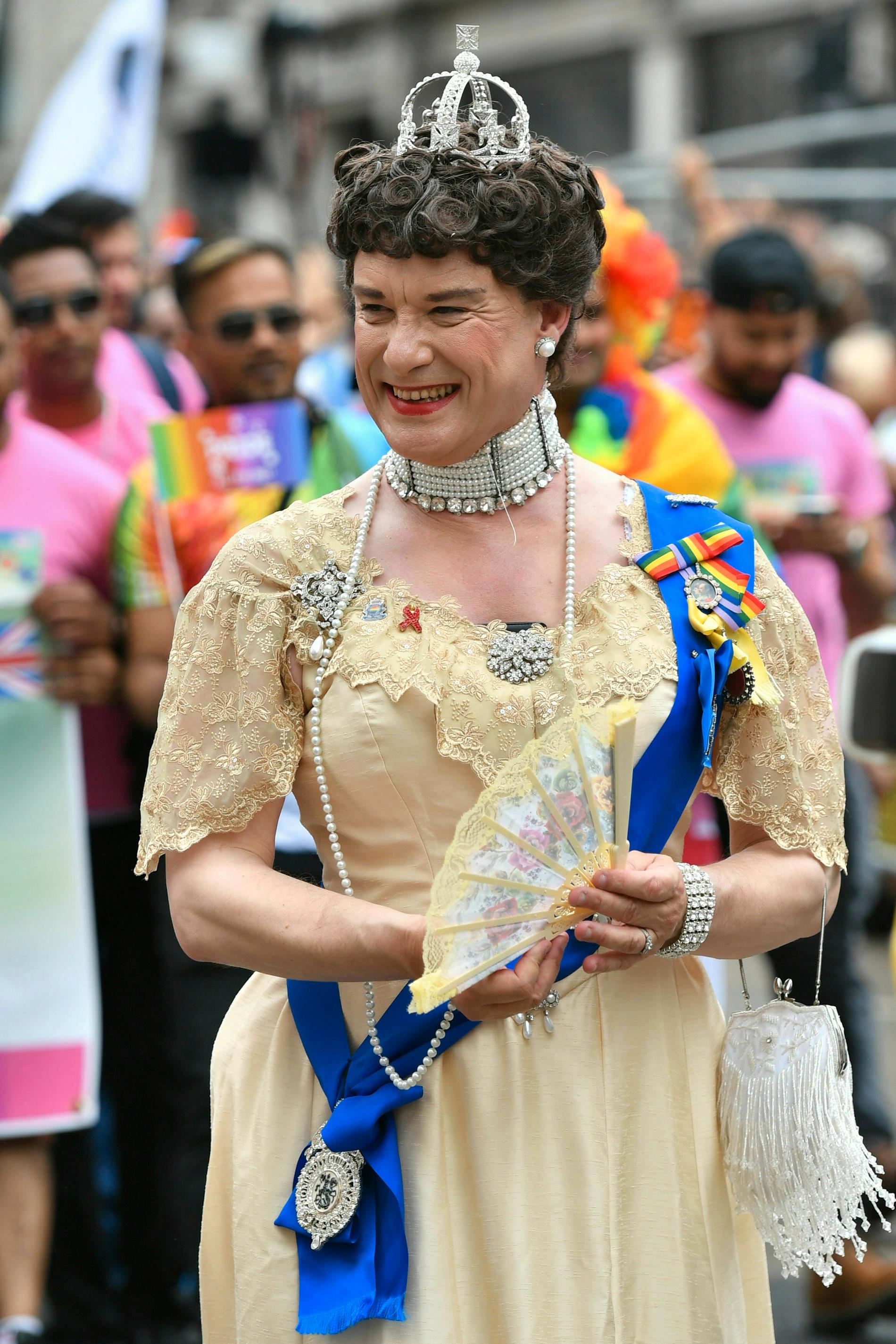En pridedeltagare i London gav paraden kunglig glans.