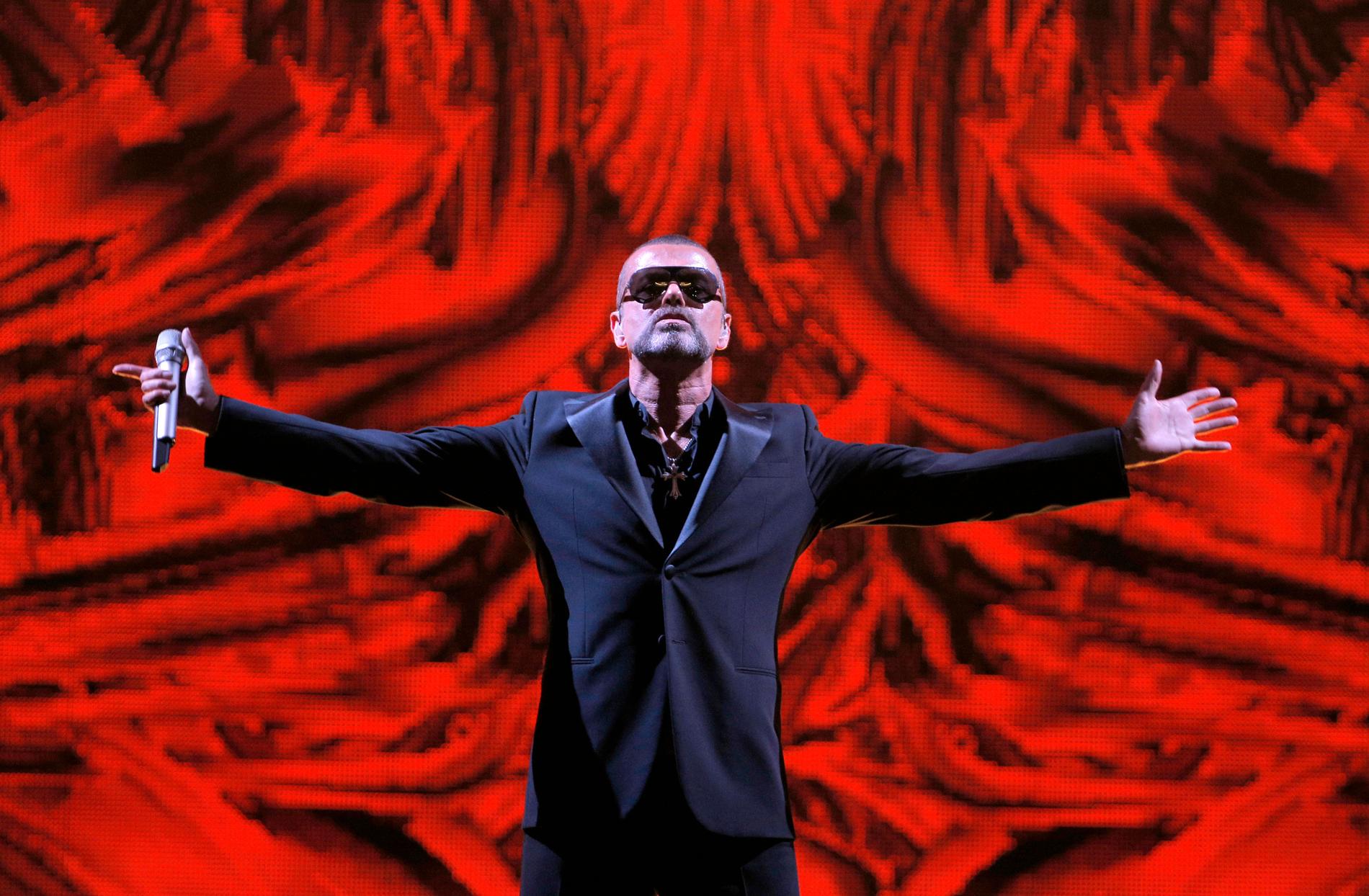 George Michael uppträder på en välgörenhetskonsert för AIDS charity Sidaction på Operahuset i paris 2012.